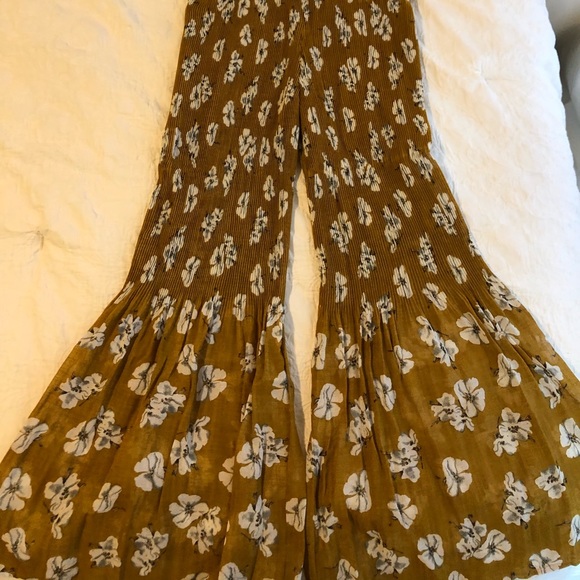 Few Moda Floral Flared Overalls - Picture 4 of 6